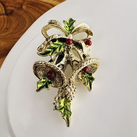 Vintage Gerry’s Holly Berry Bells Bow Pin Brooch Red Green Enamel Gold Tone 1257 - Picture 5 of 9